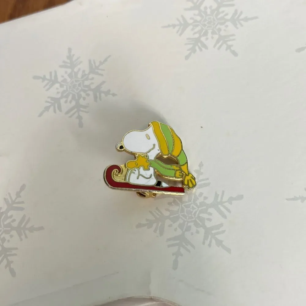 Vintage Snoopy & Woodstock sledding enameled lapel pin winter